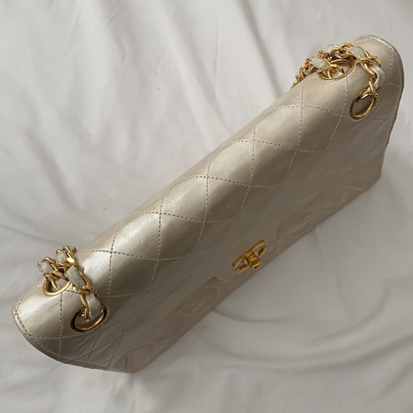 CHANEL classic flap Made In France iridescent pearl white leather gold hardware - Picture 5 of 16
